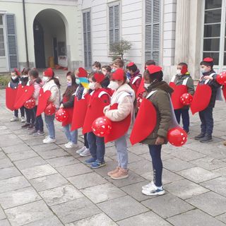 VIDEO. Piccoli grandi cuori di pace a Castellanza: un flash mob per dire no alla guerra