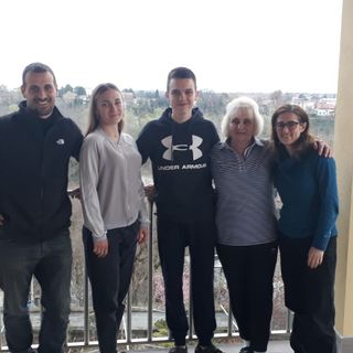 La nuova famiglia di Natalia che raggiunge la nonna a Olgiate