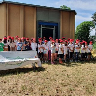 Ultima campanella, classi quinte in festa alla scuola Toscanini e saluto alla maestra che va in pensione