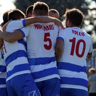 L'abbraccio dei tigrotti dopo il gol di Castelli (foto di Marco Giussani) resta come pegno per ripartire tutti uniti