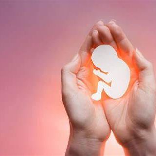 «Voglio abortire: con tre figli piccoli, non mi posso permettere il quarto». Ma un incontro salva lei e il piccino