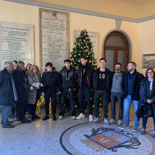 L'albero si accende con l'app. Illuminazioni natalizie “smart” in comune e nelle scuole grazie agli studenti dell’Enaip