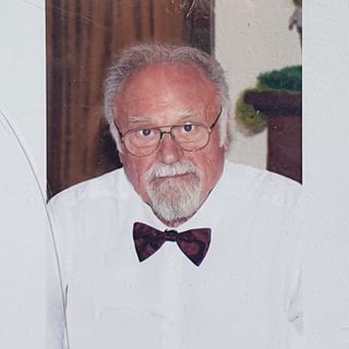 Alberto Mereghetti. Sotto, con l'amico Ginetto Grilli e i caviardage realizzati sulle pagine del libro che racconta la sua storia