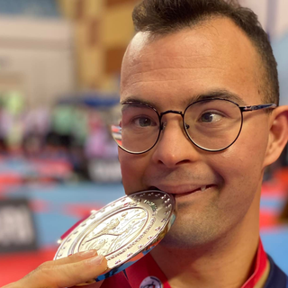 Mattia con la medaglia e Nicosanti (foto postate dal coach)