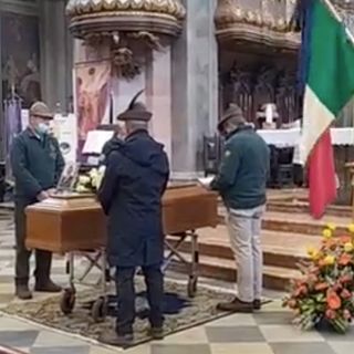 L'ultimo saluto a Pietro Magistrelli, con gli alpini e tutte le associazioni