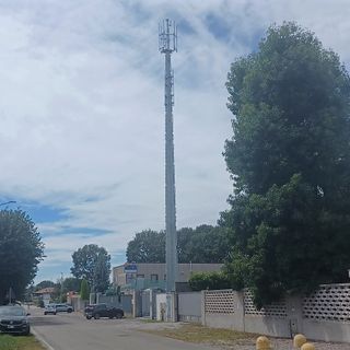 Olgiate, via Goito: c'è da spostare un'antenna... anzi no