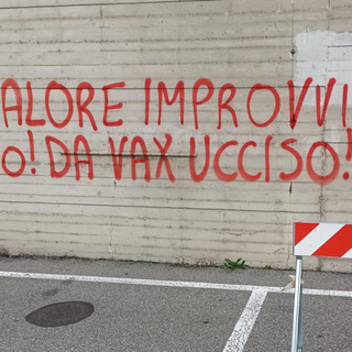 Raid al cimitero: «Lasceremo le scritte qualche giorno, così la gente vedrà quanto questi vandali sono deficienti»