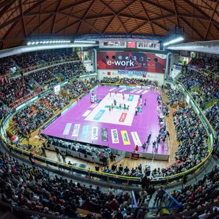 Sold out e grande attesa: l’Eurotek Uyba Busto Arsizio sfida Milano in un’arena tutta rossa e carica di passione