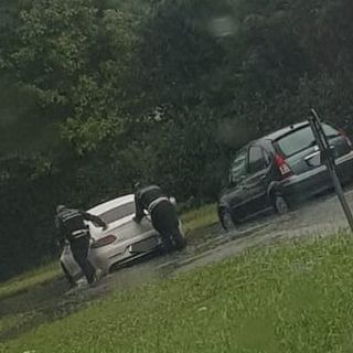 FOTO. Auto ferma nella strada allagata, la Polizia locale di Busto soccorre mamma e bimba