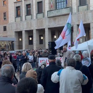 No vax di nuovo in piazza a Varese con l'avvocato Edoardo Polacco