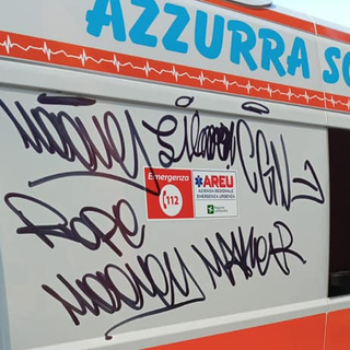 Le scritte comparse nella notte sulle ambulanza