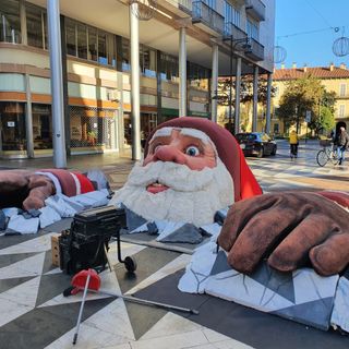 FOTO. Busto, Babbo Natale è “sbucato” in via Milano. E sul presepe il sindaco precisa