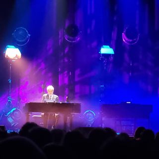 Baglioni a Busto e sotto le foto del controllo del suono e del camerino postate dall'artista
