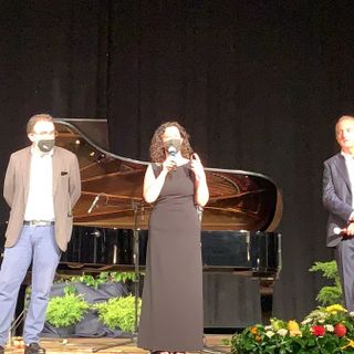 La vicesindaco Maffioli al Sociale lo scorso giugno con Bahrami