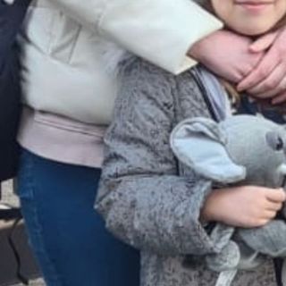 La figlioletta di Roman stringe i suoi pupazzi: ora è al sicuro