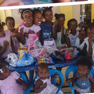 I pacchi dall'Italia hanno reso felici i bambini di suor Marcella. Che ora ripartirà per Haiti
