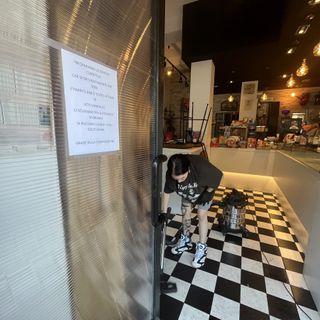 Le prime pulizie dopo il danno inferto venerdì sera