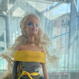 Barbie va in stazione per dire no alla violenza