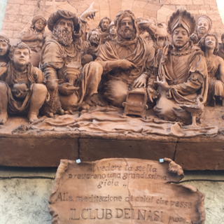 Il bassorilievo posato dal Club dei Nasi nel 1997