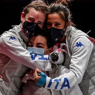 L'abbraccio finale delle nostre ragazze (foto tratta dalla pagina Facebook ufficiale della Federazione italiana Scherma)