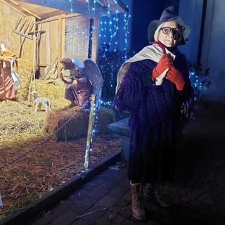 A Olgiate la Befana pedala per raggiungere il Comune. Le 150mila luci si spengono, non la gratitudine