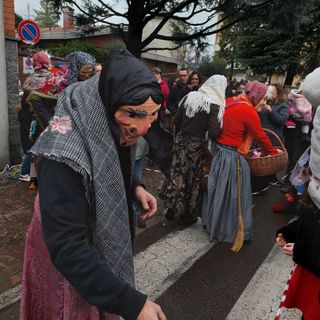 FOTO E VIDEO. Giù dal campanile. Befane, grandi e piccini si divertono a Castegnate