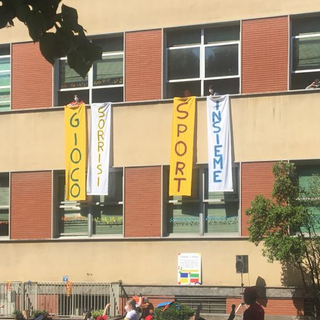 Gli striscioni alle finestre delle Bertacchi di Busto