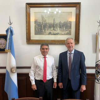 Guido Bertolaso con il ministro della Salute della Città Autonoma di Buenos Aires, Fernán González, e, sotto, con il ministro della Salute del Paraguay, María Teresa Barán Wasilchuk