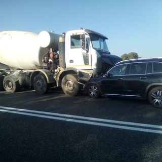 Scoppia pneumatico, betoniera finisce contro auto: paura, ma conducenti illesi
