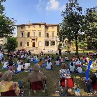 Una biblioteca ambulante che va nelle scuole, aperta ad accogliere bimbi e ragazzi