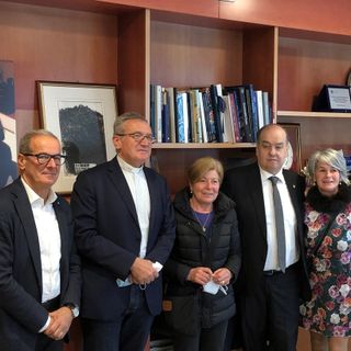 Mario Briccola: i figli con l'autore del libro Vittore De Carli