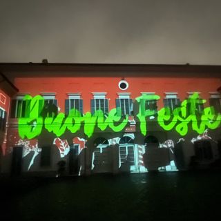 Il Comune di Castellanza addobbato a feste con il videomapping