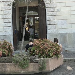 L'Anagrafe di Busto: le persone devono attendere fuori. Qui la situazione a metà mattinata pochi giorni fa