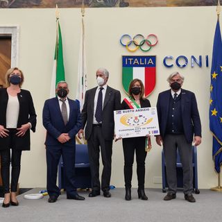 L'assessore Laura Rogora era presente con il consigliere Orazio Tallarida alla cerimonia del Coni: da sinistra l'atleta Francesca Bortolozzi, Tallarida, Giovanni Malagò, Rogora e Gian Francesco Lupattelli