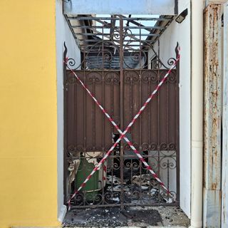 Prende fuoco una tettoia, paura e poi sollievo sul Sempione