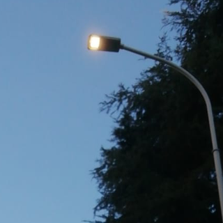 Un lampione acceso stamattina in via Orazio