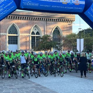 VIDEO. Fatica, festa e solidarietà: pedalano i 100 della Busto-Scopello