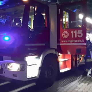 Busto, due persone intrappolate nelle fiamme: salvate dai vigili del fuoco