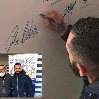 Calzi mentre firma. Nella foto sotto con Andrea Fazzari