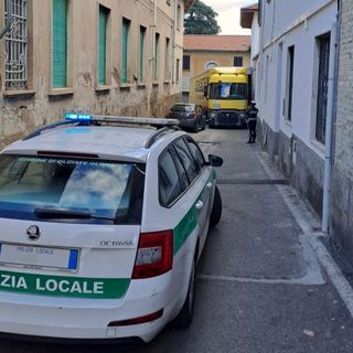 Tradito dal navigatore, camion incastrato per nove ore in una strada a Olgiate