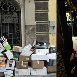 I rifiuti depositati davanti all'edicola e il cartello che chiede rispetto