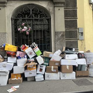 Rifiuti davanti alla cappellina nel centro di Busto: subito multato il responsabile
