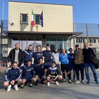 La prima squadra partecipante: OSGB Caronno D, di Caronno Pertusella. Tutto a sinistra in piedi il presidente provinciale Diego Peri. Penultimo a destra (con il cappellino) Gian Marco Duina, ideatore del progetto e allenatore