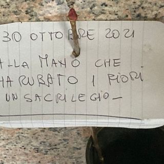 Un biglietto posato in queste ore su una lapide a Busto