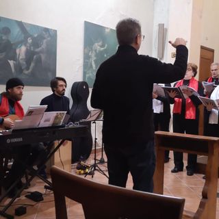 VIDEO. Cascina dei poveri, chiesa stracolma per il coro dei Gallazzi