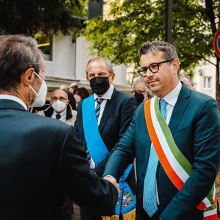 Cassani, affiancato dal collega Antonelli, stringe la mano al presidente Fontana (foto pubblicata su Facebook dal sindaco di Gallarate)