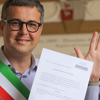 Il sindaco Cassani fa il segno dei cinque anni sui social