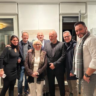 Stefano Chiodaroli con protagonisti e alcuni ospiti della mostra