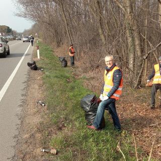 Cassano ripulita dai volontari: spuntano pezzi di auto, un seggiolino per bimbi e una griglia