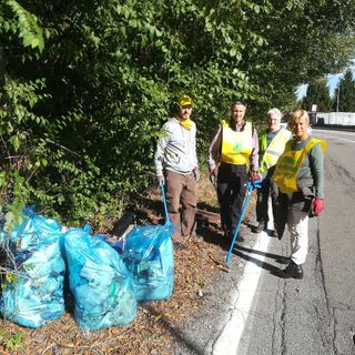 Genitori e figli al lavoro per pulire parco e vie di Castellanza